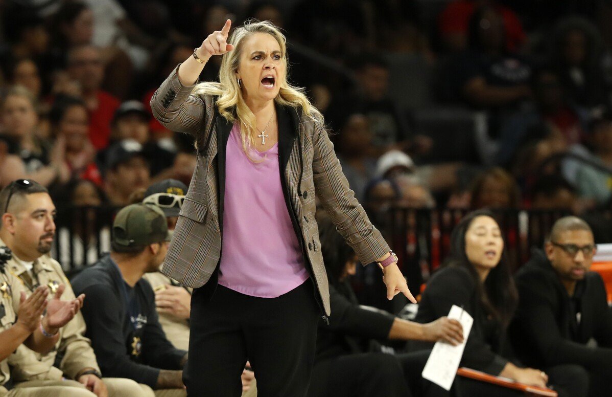 L'entraîneur Aces Becky Hammon conteste à nouveau les allégations de mauvais traitement de Dearica Hamby pendant sa grossesse