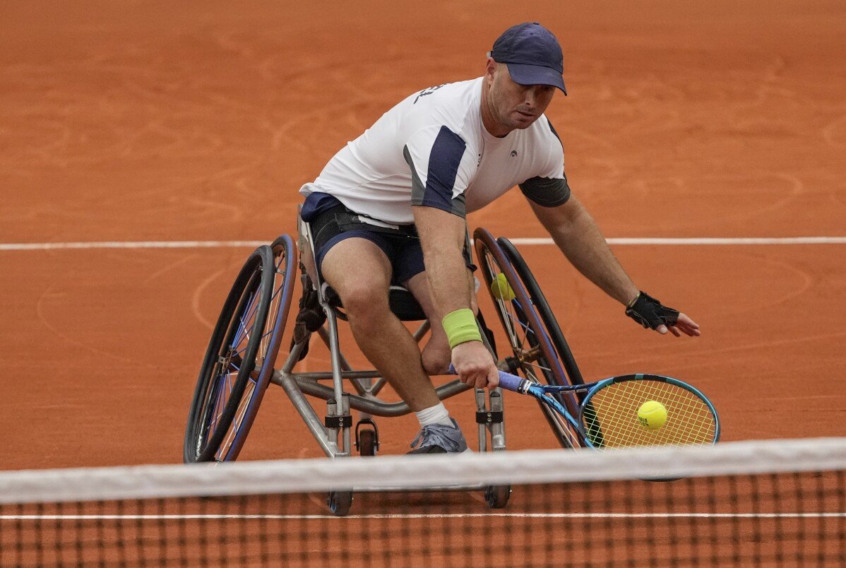 Le joueur de tennis israélien Berdichevsky a une réunion émotionnelle avec les survivants du 7 octobre aux Jeux paralympiques