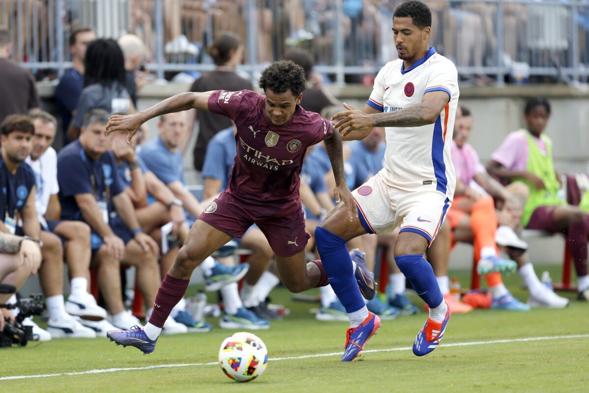 L'ailier de Man City Oscar Bobb absent jusqu'à 4 mois après s'être fracturé la jambe