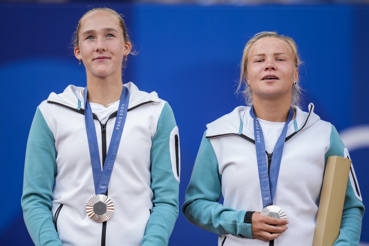 Andreeva et Shnaider, faisant partie de l'AIN, sont les premiers Russes à remporter une médaille aux Jeux olympiques de 2024